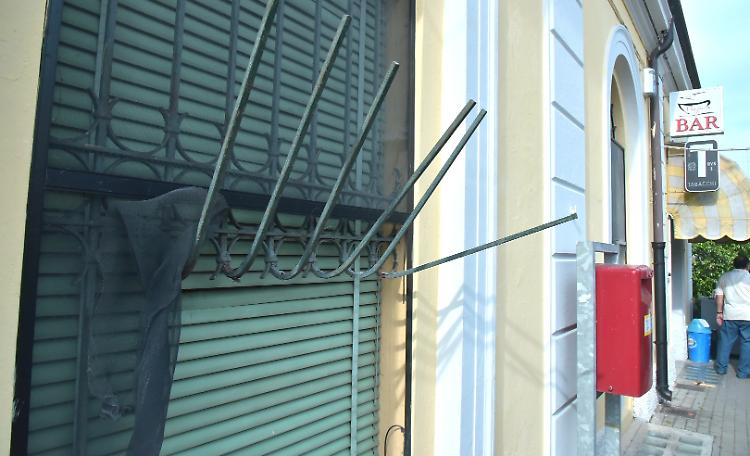 Bar Regina, ennesimo raid: svuotato un cambiamonete