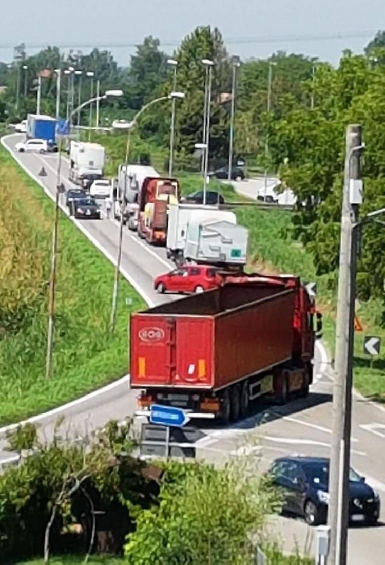 Coda al passaggio ferroviario, lunghe attese