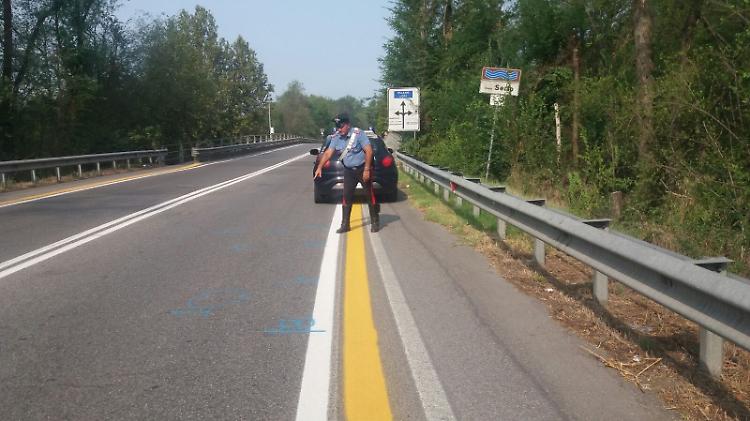 Tampona una bicicletta,  denunciato per lesioni stradali: ritirata la patente
