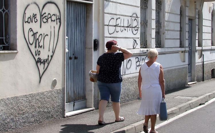 Vandalismi, insozzati i muri di via Delle Grazie