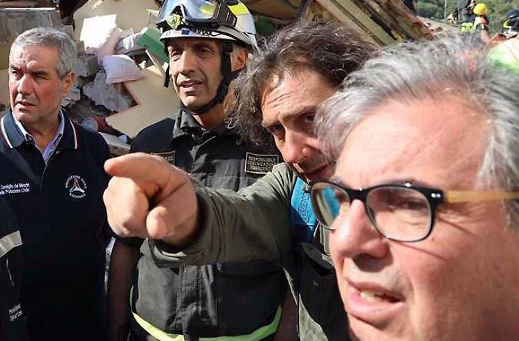 Il comandante Lotito angelo tra le macerie