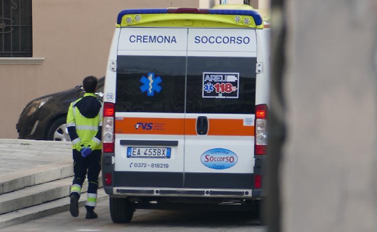 Mucca carica allevatore e lo sbatte sul recinto