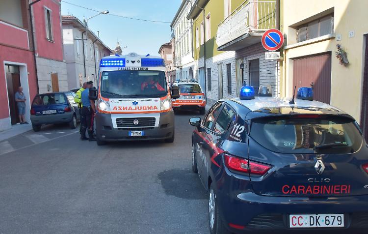 Lite in strada, ubriaco scatena 'Far-West' in centro