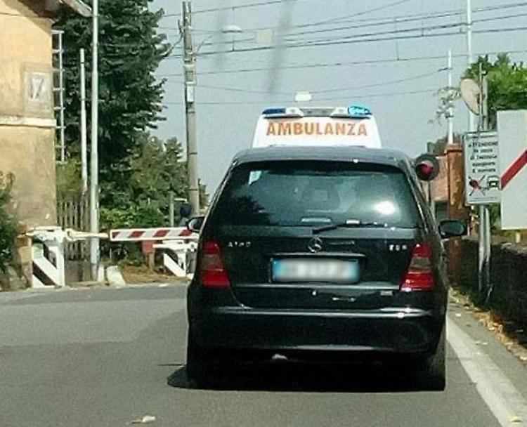 Passaggio a livello abbassato, ambulanza ferma 20 minuti