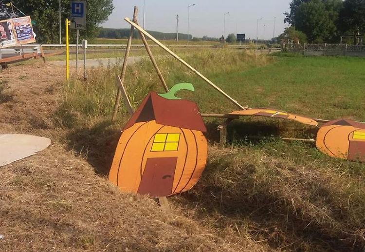 Vandali in azione, abbattute le 'zucche' pubblicitarie