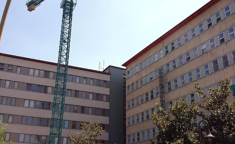 Donna 35enne si getta dal sesto piano del Maggiore
