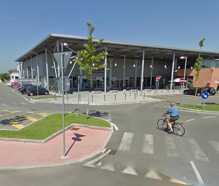 Sola in strada a due anni per seguire la nonna al market