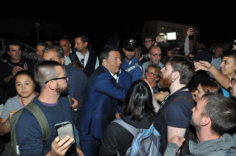 Renzi, bagno di folla alla festa del Pd di Ombrianello