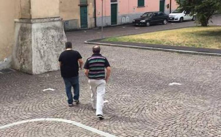 Parroco sventa furto in chiesa e fotografa i ladri