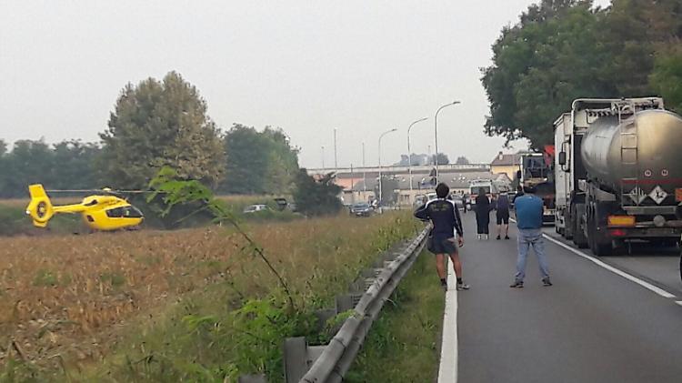 Scontro violento moto-auto, centauro all'ospedale