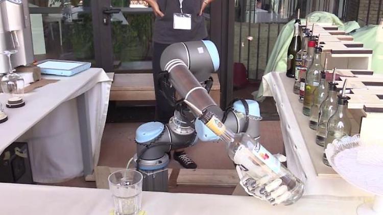 Pisa: il robot-barman che prepara i cocktail