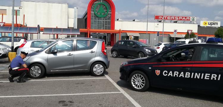 Pneumatici a terra. E scattano i furti