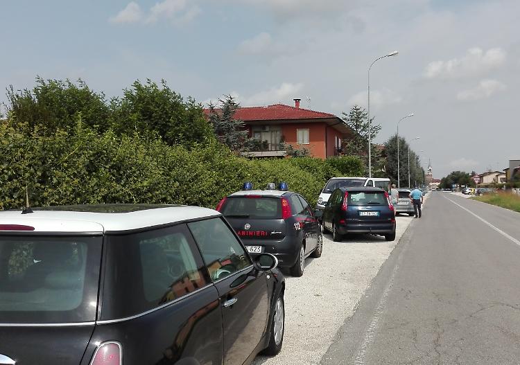 Cade mentre tinteggia casa, muore un 71enne