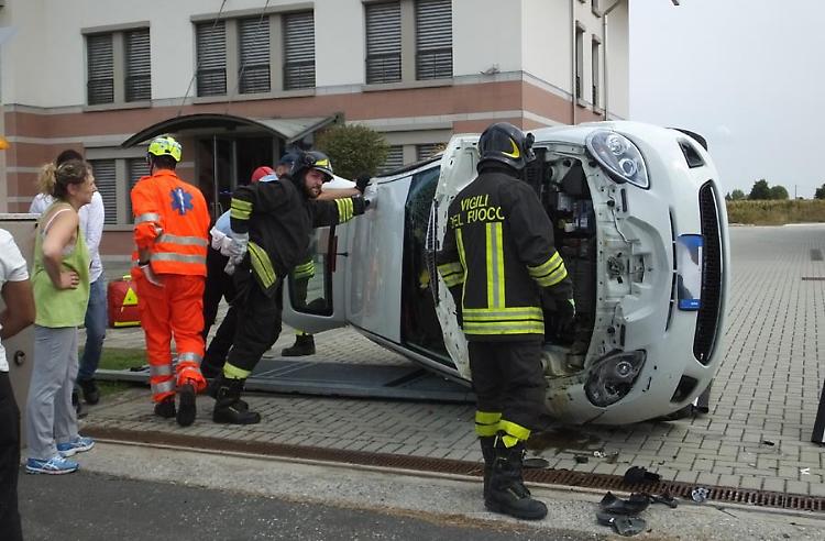 Schianto pauroso, 21enne salvata da un passante e un carabiniere fuori servizio