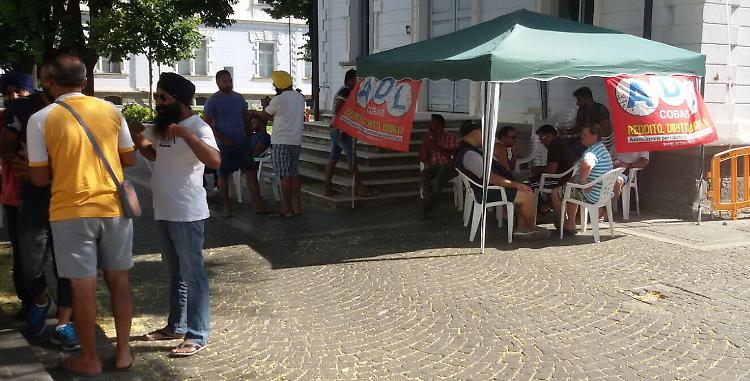 Ex facchini senza lavoro, Adl Cobas: 'Alla Composad posti vacanti'