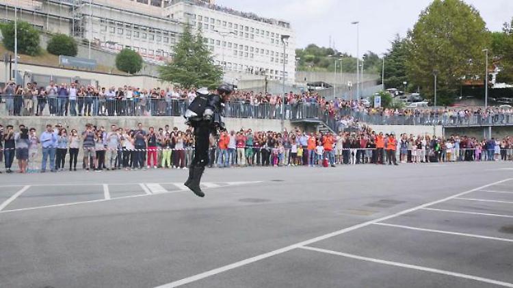 Genova, l'uomo razzo tra gli scienziati dell'Iit