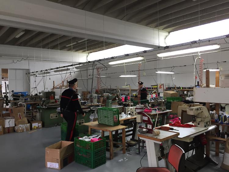 Lavoratori in nero e violazioni alle norme di igiene e sicurezza,  sospesa attività cinese