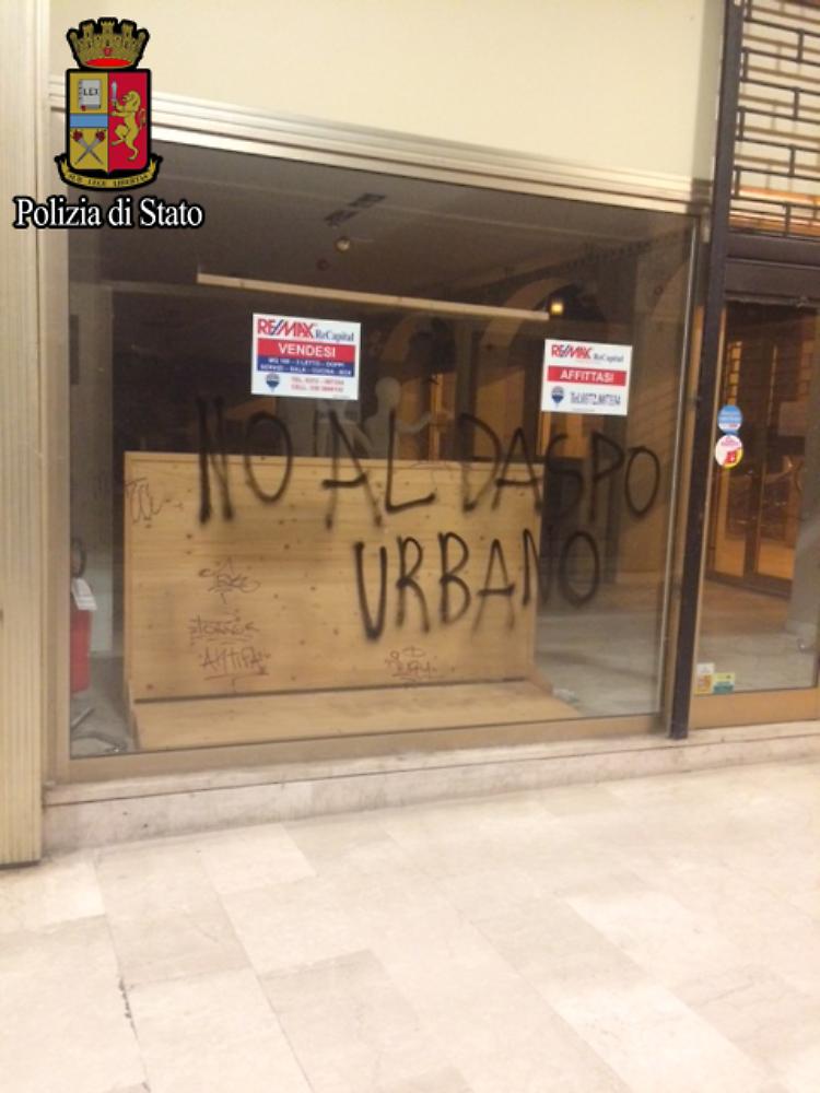 Scritte anarchiche, individuati gli autori 