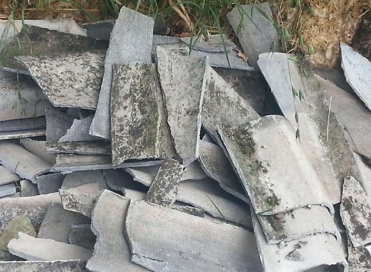 Eternit abbandonato in campagna,  testimone vede e denuncia