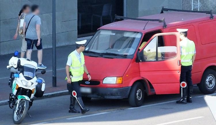 Cronotachigrafo con l'interruttore, camionista denunciato