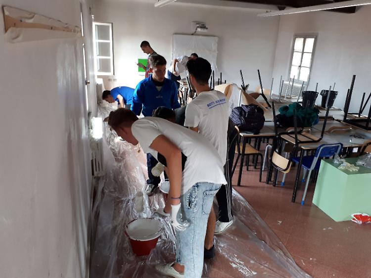Stanga, studenti imbianchini: aule ridipinte dopo 15 anni