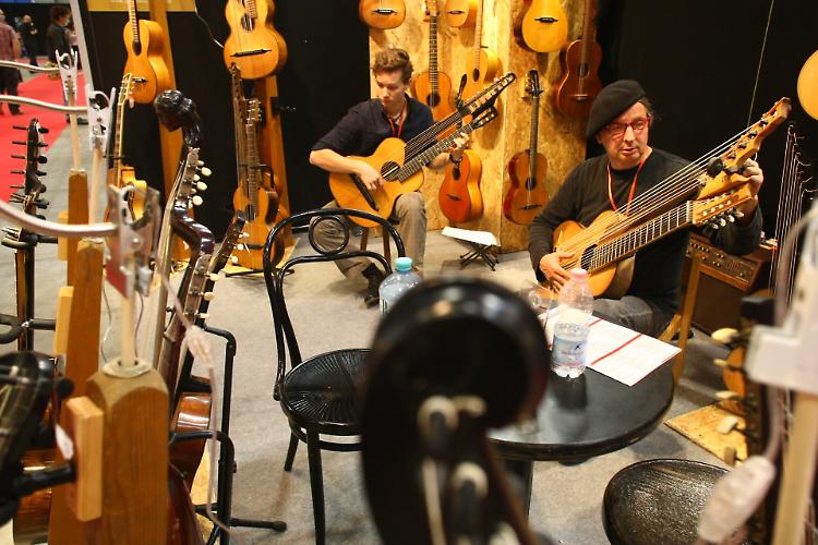 Tra gli stand di Cremona Musica: molte curiosità e tanta gente