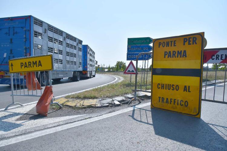 Stanco di ponti chiusi e cantieri eterni. In certi casi si deve lavorare 24 ore su 24