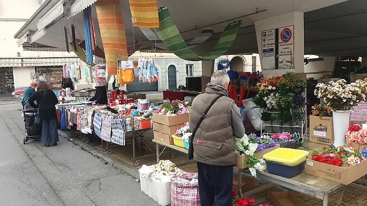 Crema. Mercato di via VerdiMendicanti molesti. Il sindaco intervenga
