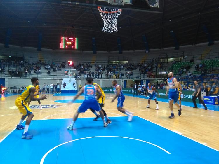 Cantù asfalta Vanoli (97-80)