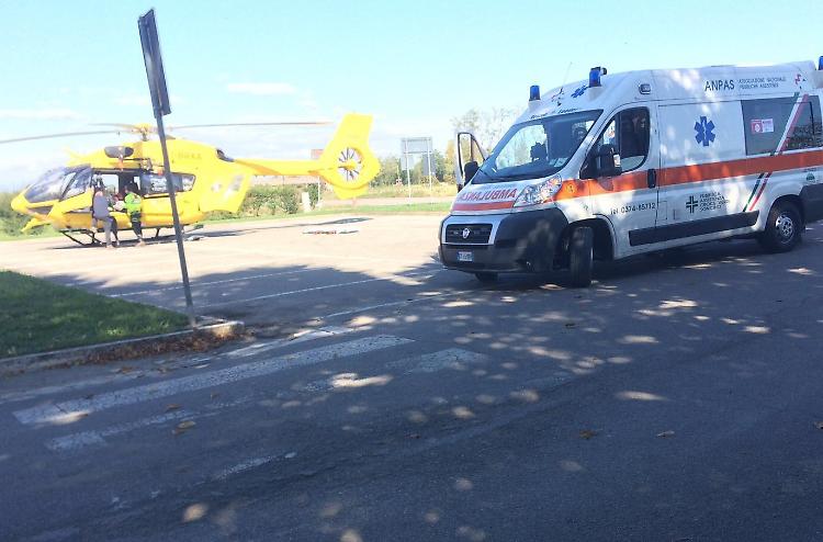 Auto contro bicicletta, 88enne in ospedale