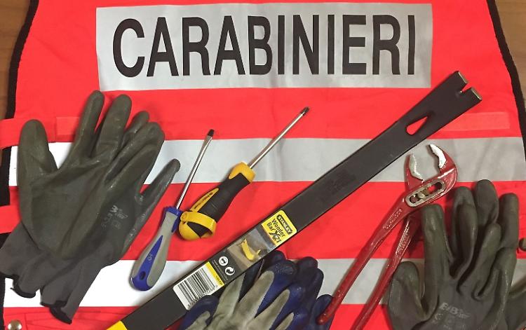 In auto attrezzi da  scasso, tre denunciati
