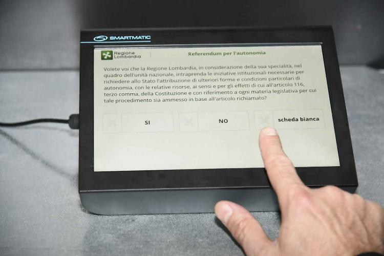 Referendum, il governatore Maroni: 'Il voto elettronico è semplicissimo'