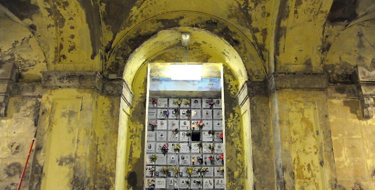 Degrado al cimitero,  piove nel sotterraneo