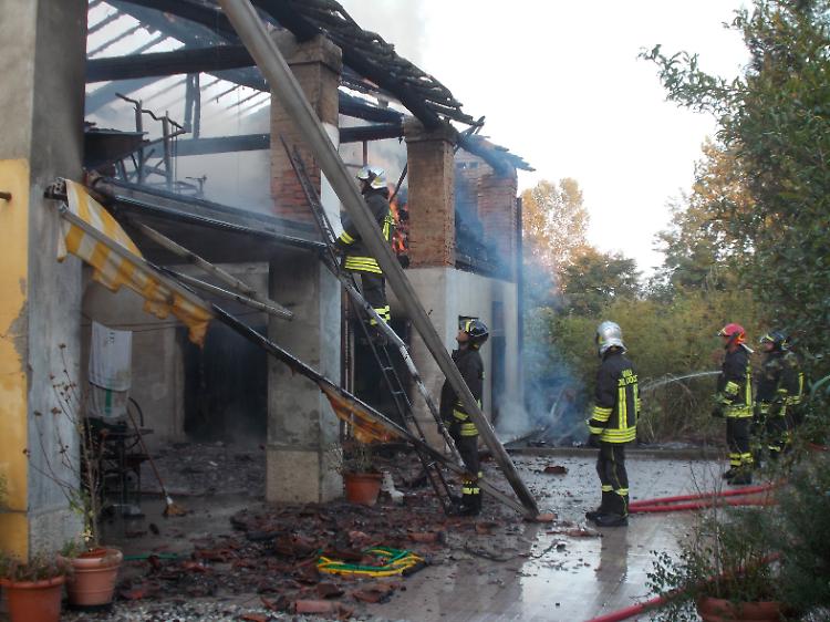 Rogo nel fienile, struttura semidivorata dal fuoco