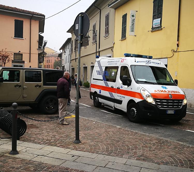 Auto contromano in centro: il conducente blocca il traffico e dà in escandescenze