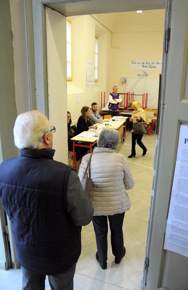 Seggi aperti, il voto elettronico funziona