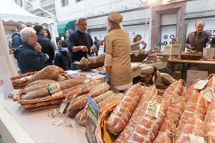 Nebbia e pioggerella non rovinano la Festa del Salame 