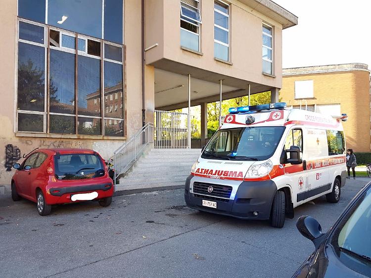 Odore acre e malesseri, istituto Einaudi evacuato