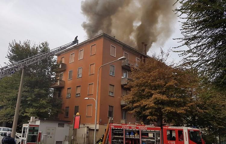 Fiamme dal tetto, paura in via Giuseppina