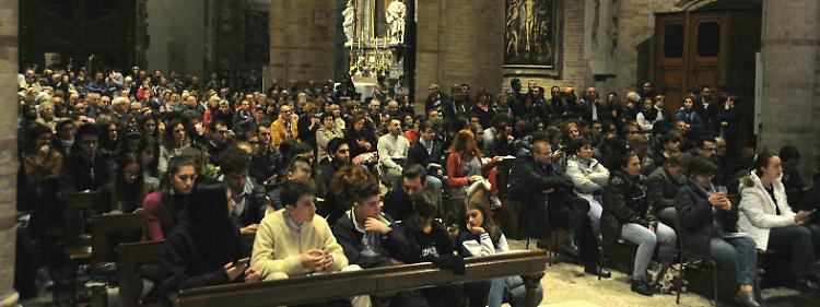 Vecchioni e il vescovo coi giovani, cattedrale di crema gremita