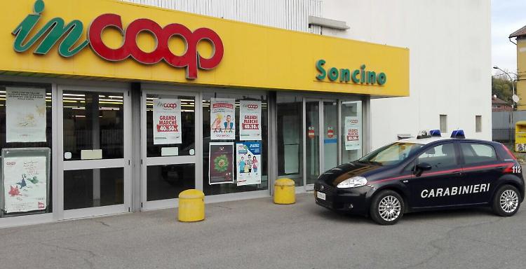 Assalto con la pistola, rapina alla coop
