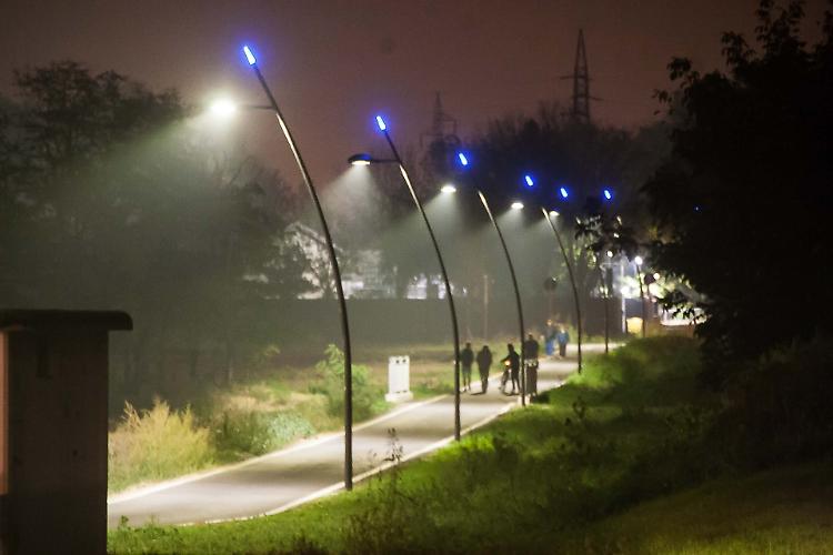 Ciclabile Cavatigozzi, luci accese: in bici sicuri anche in notturna