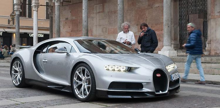 Centinaia di curiosi per la super Bugatti
