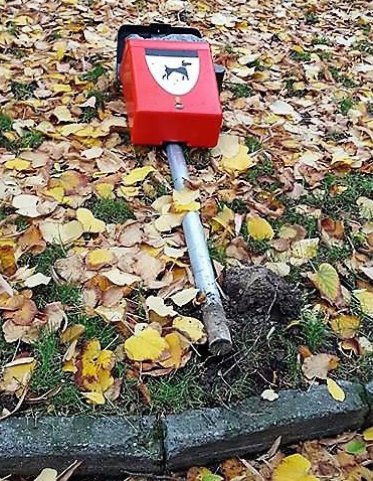Appena installato, divelto il bidoncino per le deiezioni canine
