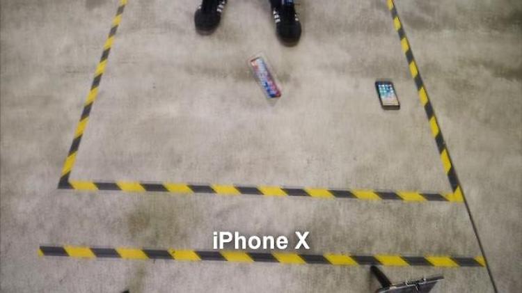 Quanto resiste l'iPhone X da 1300 euro: il test della caduta per cuori forti