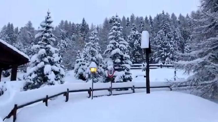 Livigno, cadono 40 cm di neve e il paesaggio è da cartolina natalizia