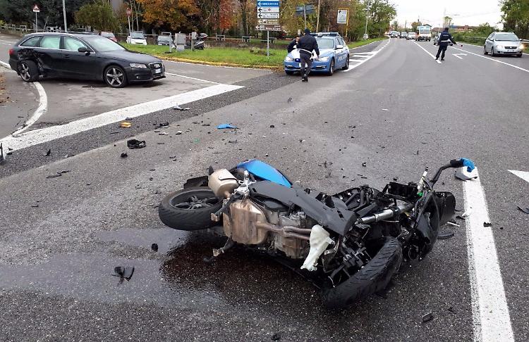 Scontro auto-moto, 23enne in gravi condizioni