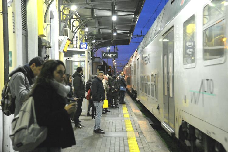 Cancellato il treno diretto per Milano, protesta dei pendolari