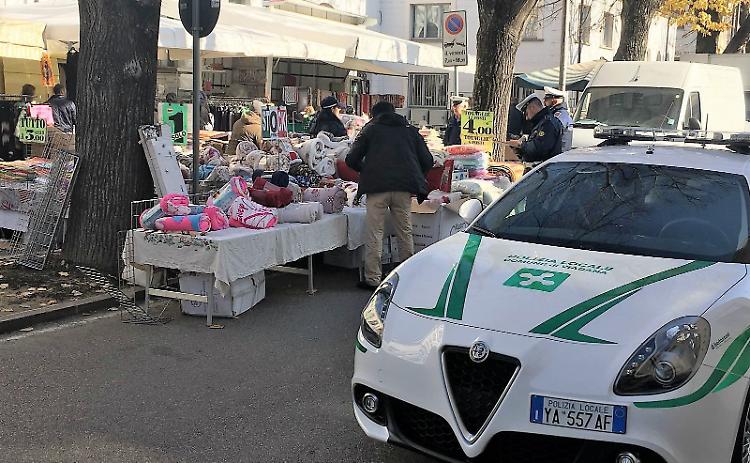 Ambulante senza autorizzazione, sequestrato il banco e tutta la mercanzia