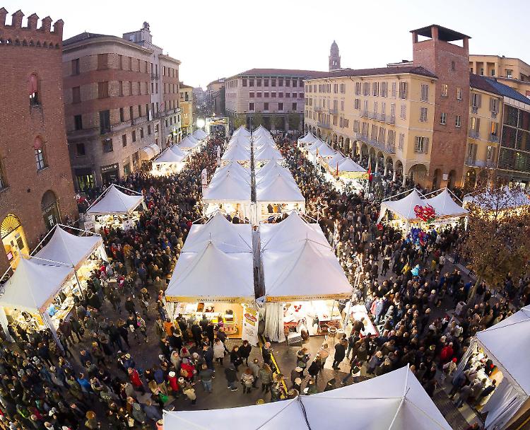 Festa del Torrone, invasione: città viva, allegra e colorata
